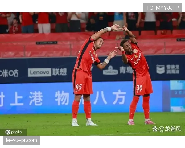 中超联赛激战正酣，球迷热情高涨掀起观赛热潮