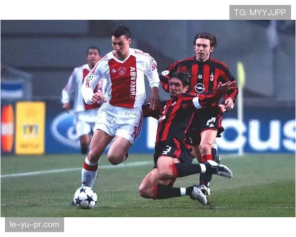 马尔蒂尼与卡福：边卫攻防重心分化，一者沉退组织一者前插驱动