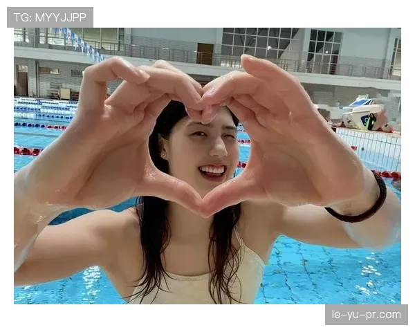 张雨霏穿高定逛街，凌晨又在泳池拼命——这种生活强到让人心累