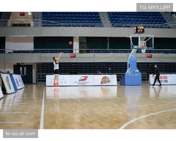 埃琳·安德森凌晨四点喝冰美式练投篮，这谁顶得住啊